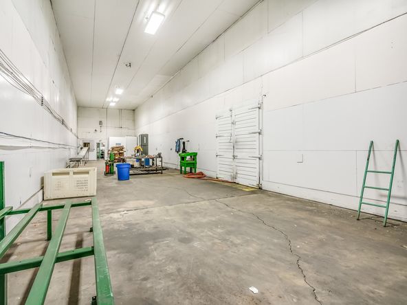 ±86,000 SF High Exposure Industrial Building on 2.42 Acres : 661 L St, Sanger, CA 93657